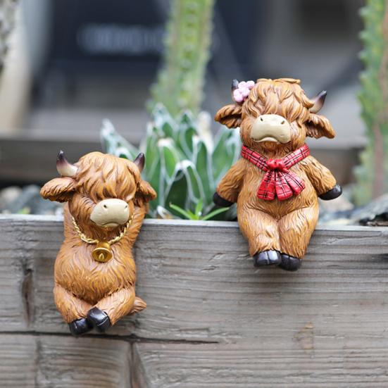 2Pcs Cartoon Highland Cow Figurine Couple Highland Cattle Statue Resin Sculpture Outdoor Garden Flower Pot Hugger Ornament Decoration