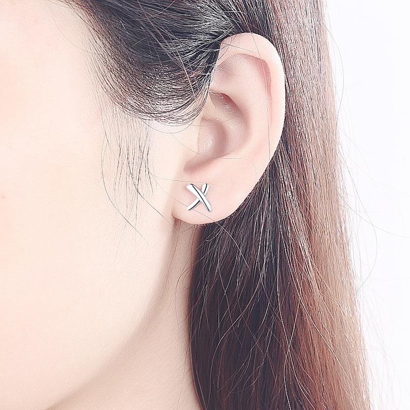 Pendientes de plata de ley S925 con letras del alfabeto en forma de X, modernos y geométricos, que combinan con todo.