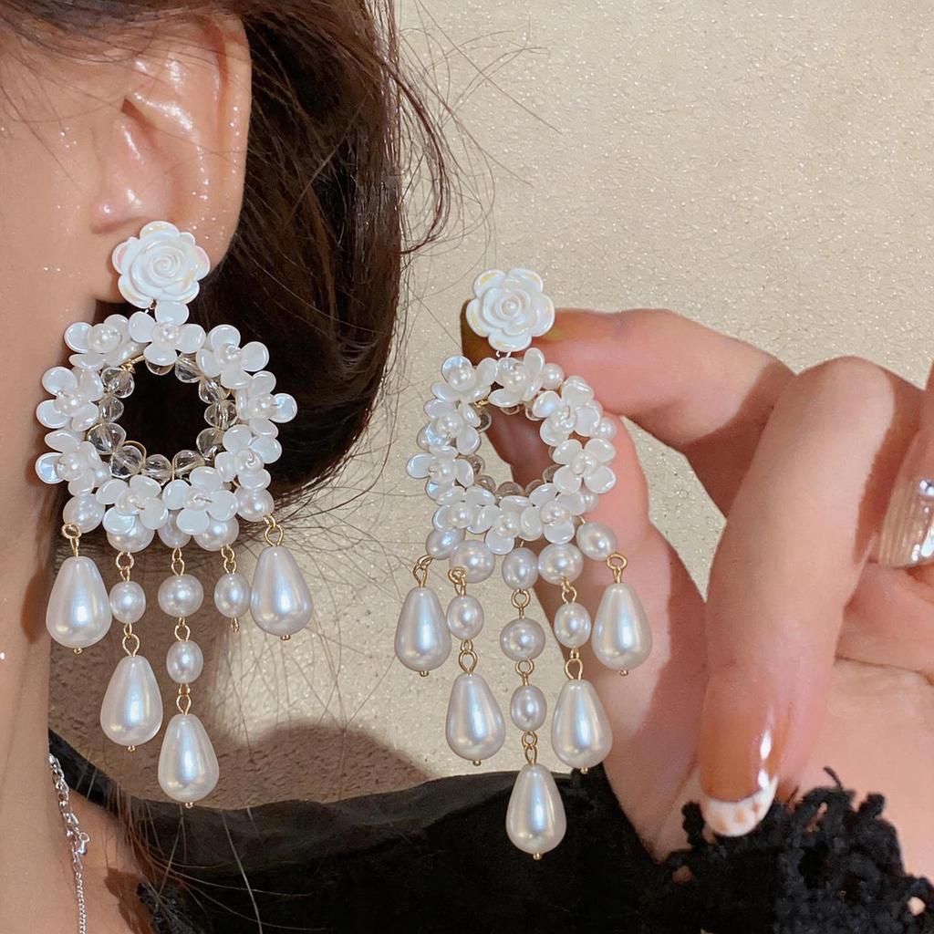 Elegante Retro-Ohrringe mit Perlen und Harzblumen