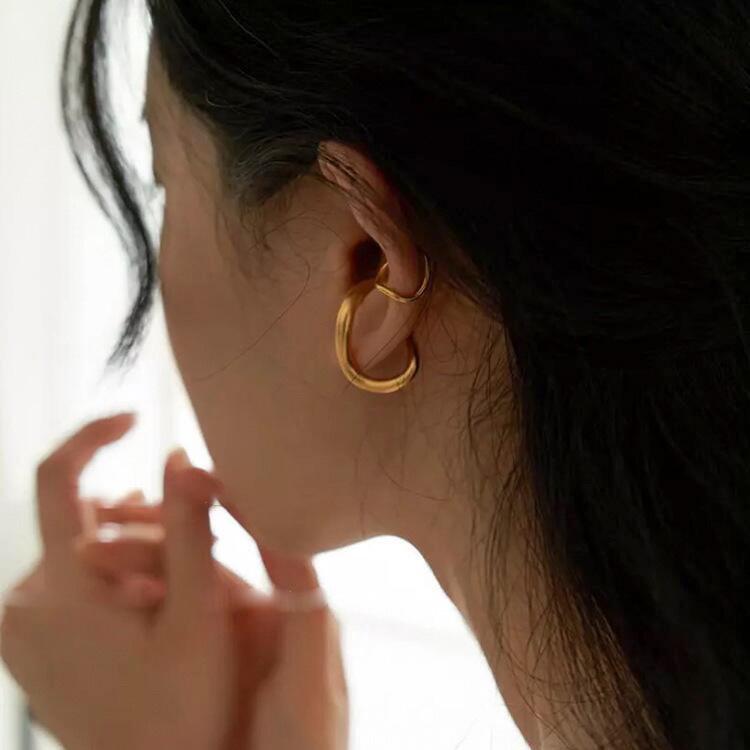 French Retro Twisted Metal Ear Cuff: Versatile Korean Style Ear Clip for Women, No Piercing Required, Elegant Temperament Ear Jewelry.