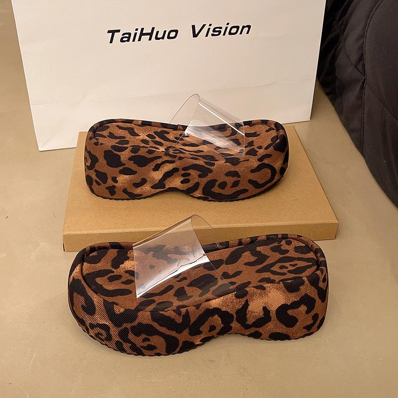 

European and American hot girls, small wedges with cool slippers, women s 2025 transparent fashion platform beach high heels 40 леопард друку кольору