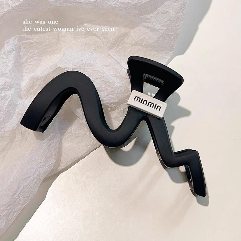 Large French Retro Claw Hair Clip for Elegant Women's Hairstyles.