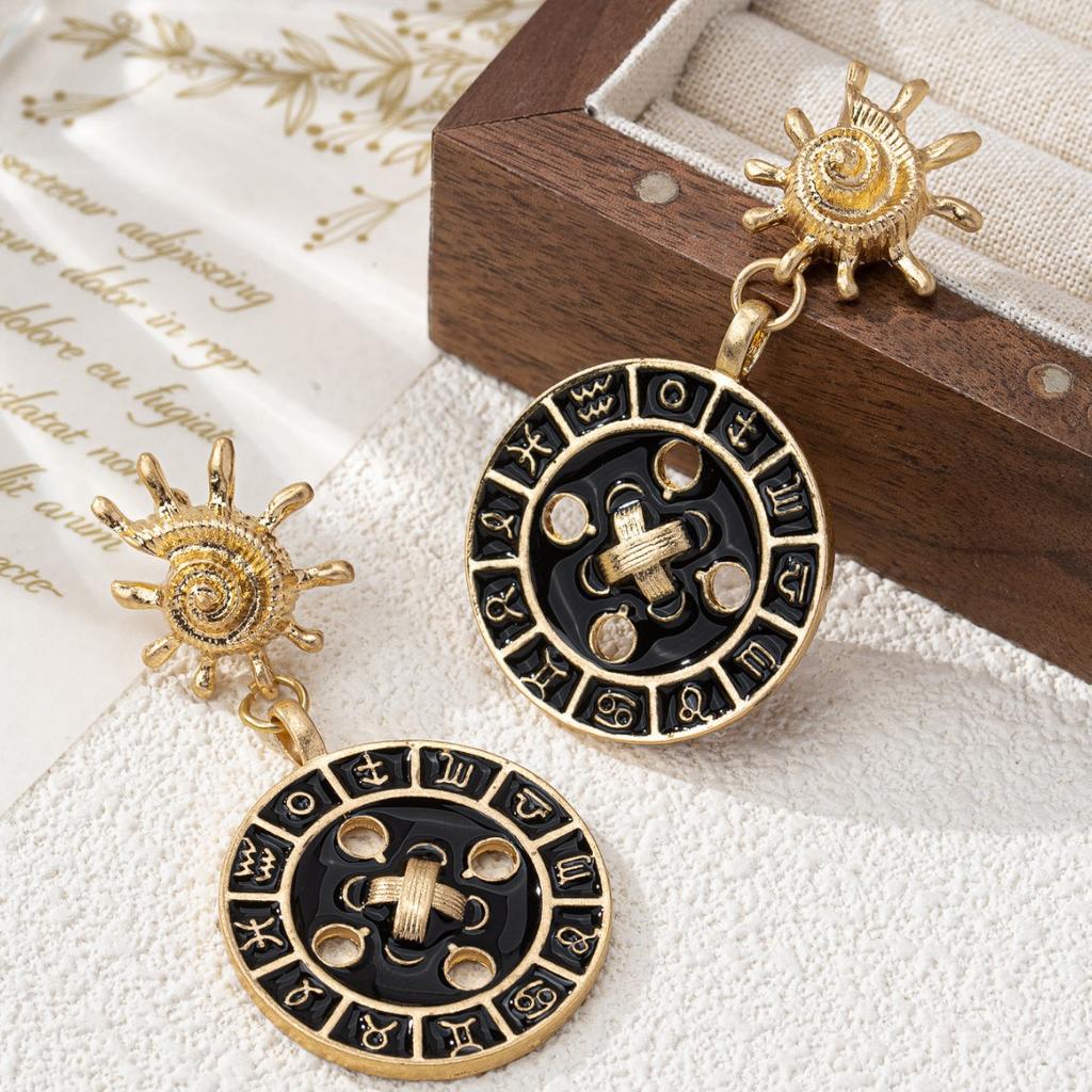 Temperament snail-shaped button earrings, light luxury and exquisite earrings.