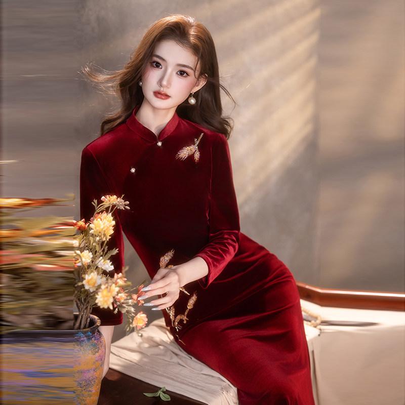 Embroidered burgundy velvet national style new Chinese Suzhou long-sleeved improved cheongsam women's senior feeling happy mother-in-law wedding dress