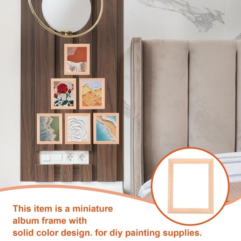 Handgefertigtes Holz-Fotorahmen-Set im Maßstab 1:12 zur realistischen Präsentation im Wohnzimmer von Puppenhäusern