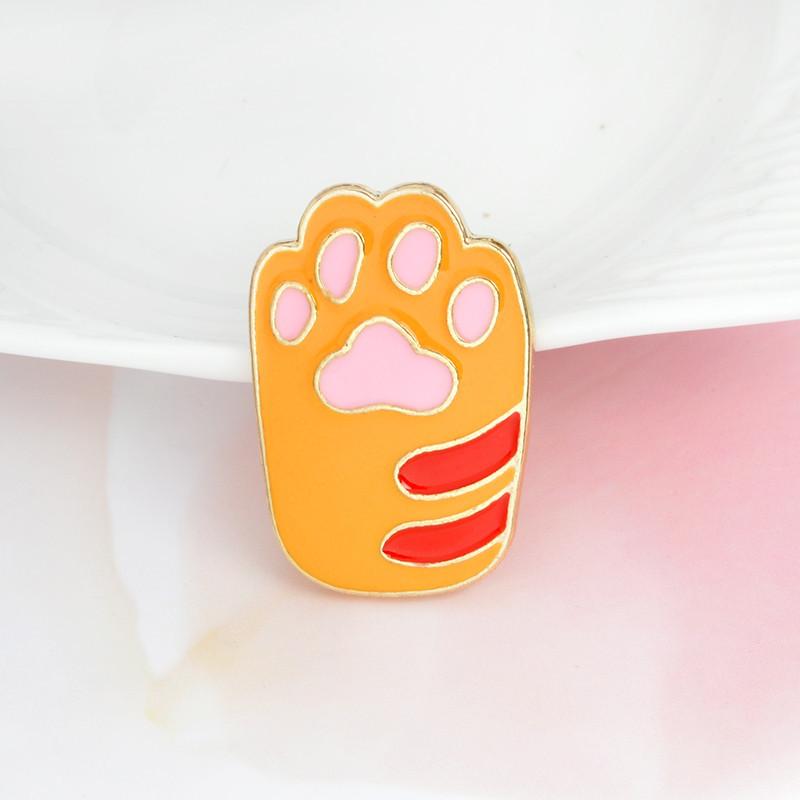 

Cartoon Cat Creative Paw Enamel Alloy Brooch Unique Animal Design Badge For Everyone XZ831