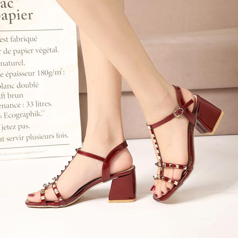 Mode Rote Damen Schuhe Nieten High Heels Schnallen Sommer 2024 Quadratisch Absatz Schwarze Pumps Sandalen für Frauen Vintage Schuhe F Luxus Vip