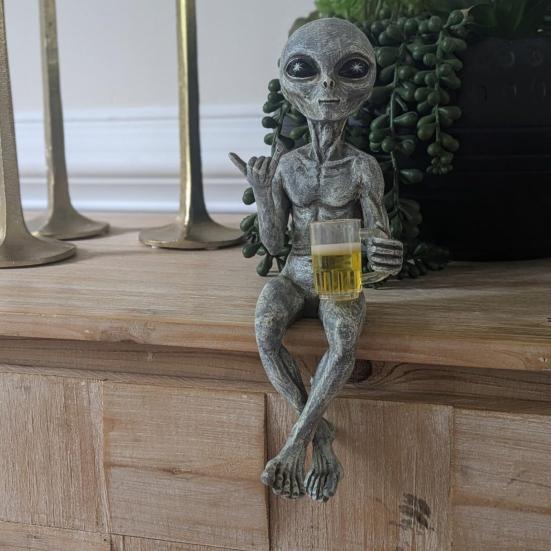 UV Protected Alien Garden Ornament Statue Hand-Painted Funny Rude Alien Sculpture Home Decor Yard Ornament