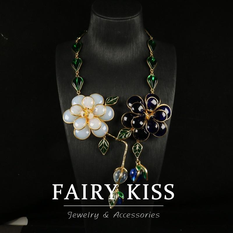 

Тяжелая промышленность Атмосферная эмаль Синий и белый цветок Трехмерная камелия Форма Сплав Глазурованный Ожерелье