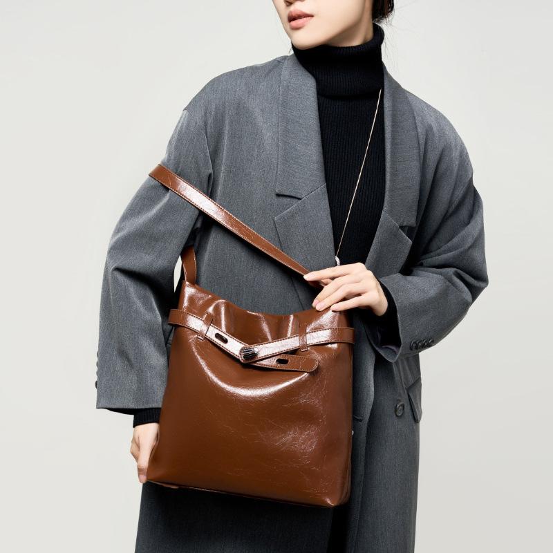 Lederwachs-Tragetasche Damen-Umhängetasche Pendler-Achseltasche Originaldesign für die Arbeit