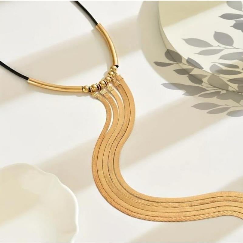

Exaggerated pull personalized chain metal snake bone chain long cold wind necklace niche Qingdao jewelry золотий