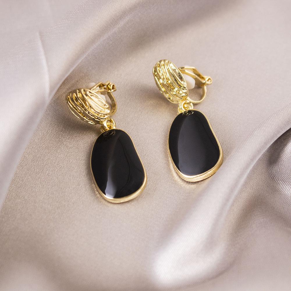 Elegant Clip-On Triangle Earrings for Non-Pierced Ears - Versatile, Light Luxury for Everyday Wear.