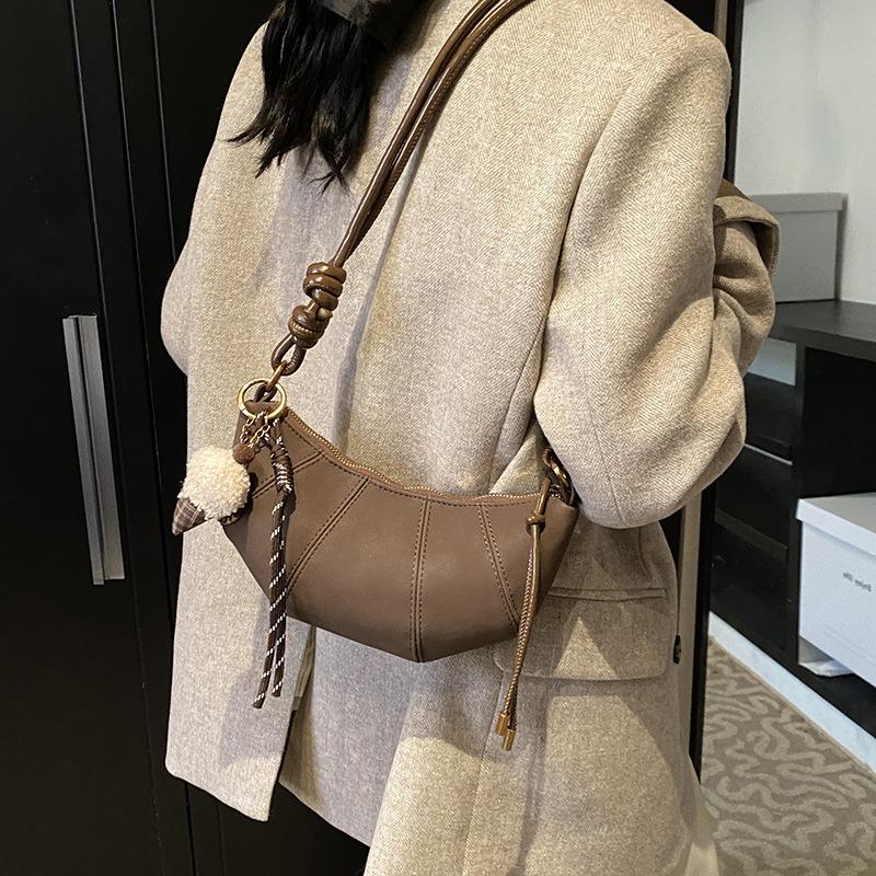 High-end Niche Bag Women's Autumn and Winter Retro New Fashion Messenger Croissant Bag Commuter Dumpling Bag