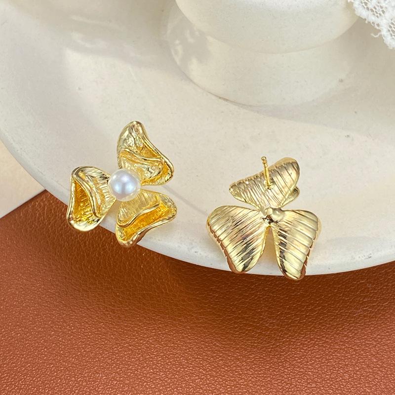 European & American Bold Metal Pearl Three-Leaf Flower Stud Earrings - Elegant & Luxe Cold Style for Women