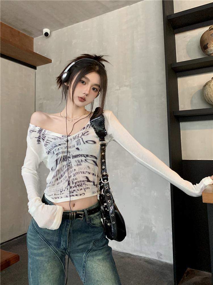 Women's Y2K Slim Fit V-Neck Letter Print Long Sleeve Crop Top