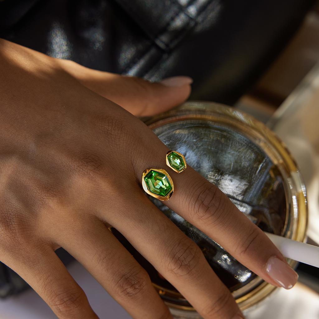 Youthway Modischer Grüner Zirkon Geometrischer Asymmetrischer Offener Ring Edelstahl Goldfarben Beschichtet Damenring Geschenk