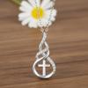Collier pendentif croix en argent sterling avec design de boucle torsadée et accents en zircone cubique sur la chaîne pour un usage quotidien et les occasions spéciales