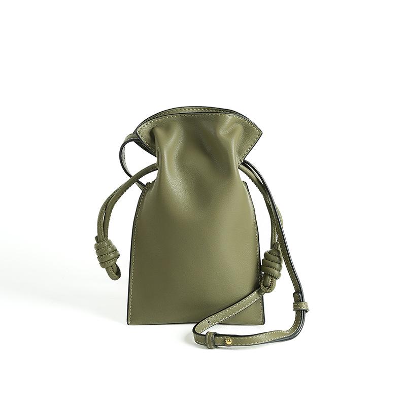 High-End Cowhide Leather Crossbody Bag: Versatile Pleated Drawstring Phone Bag for Women. зелёный