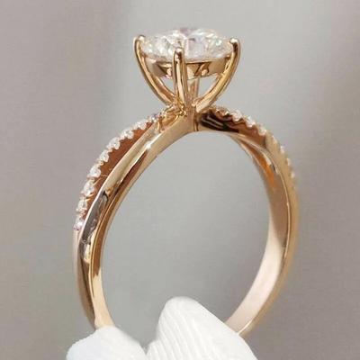Modernes Modedesign Damenring Luxus Goldfarbe Hochzeitsverlobungsringe Schlichter und eleganter Damenschmuck Großhandel