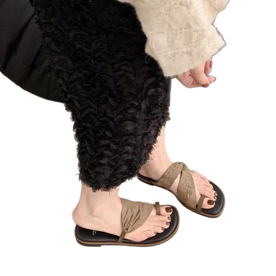 Set of toe slippers summer wear 2025 leopard print flat bottom Thai beach vacation super versatile foreign style pinch foot cool slippers