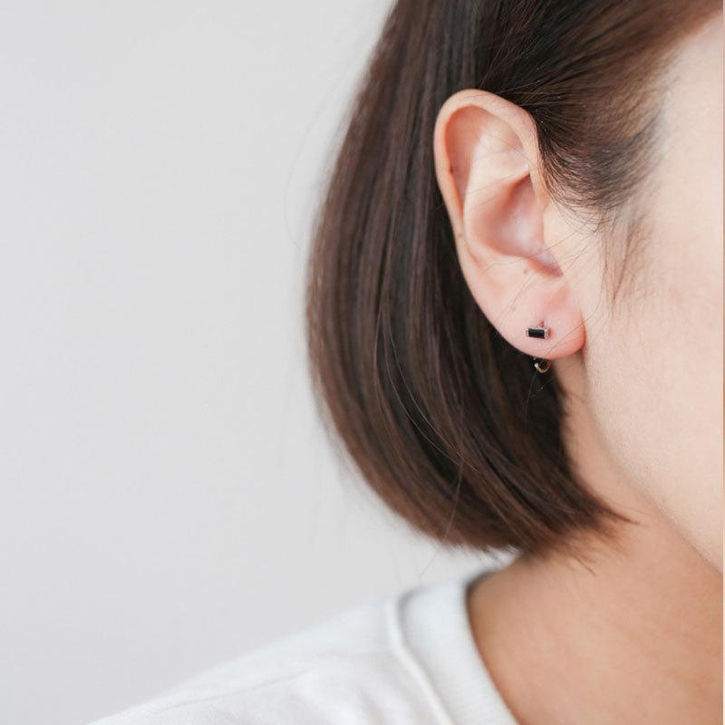 Vielseitige Ohrringe für Damen, japanischer und koreanischer Stil, schlichter rechteckiger kurzer Ohrhaken mit schwarzem Diamanten, sanfter Stil