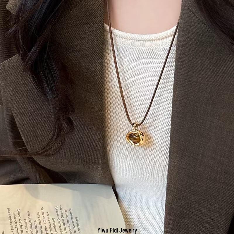 Maillard Tiger's Eye Brown Pearl Beaded Necklace - High-End Women's Sweater Chain for Autumn/Winter 2025