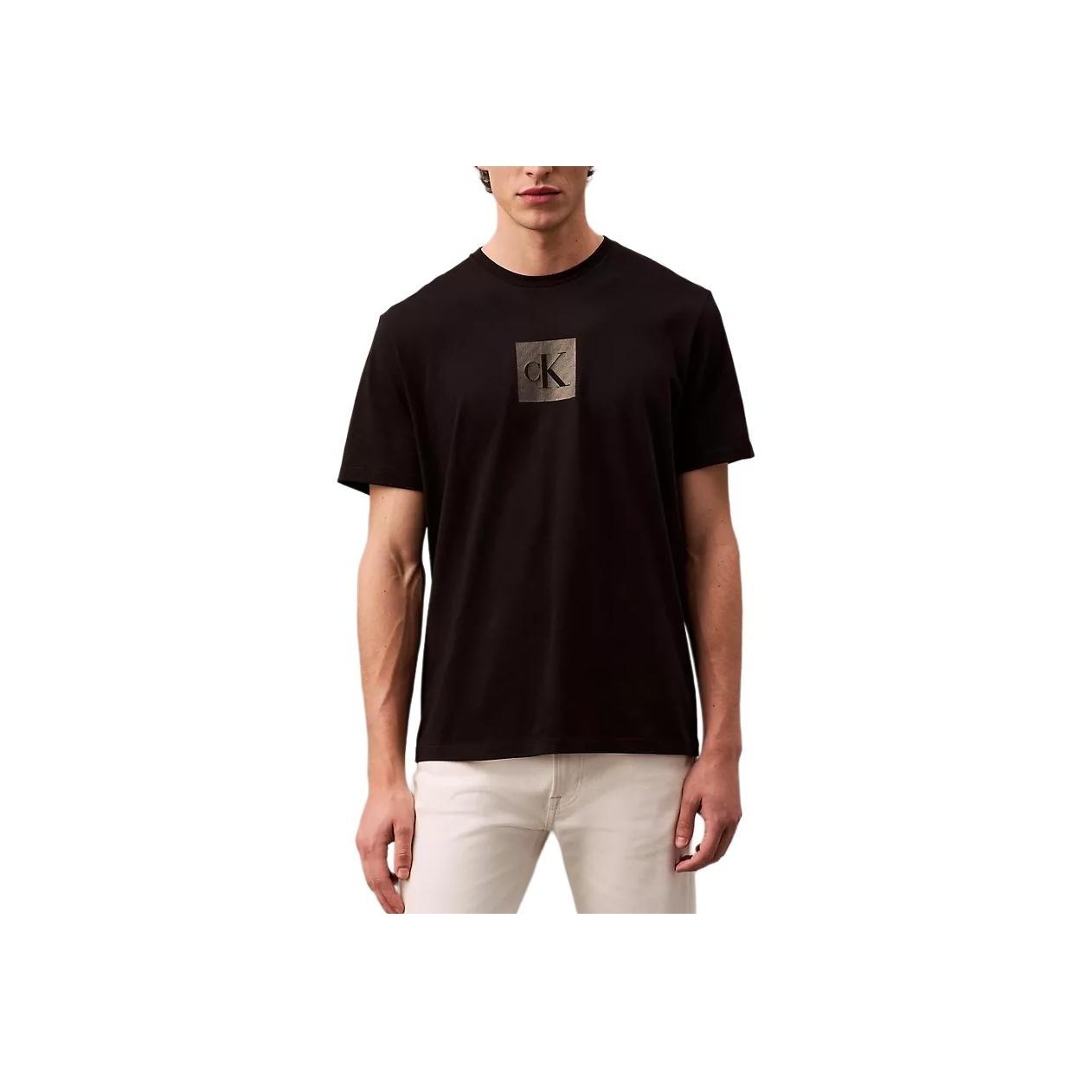 

Calvin Klein Классическая футболка с коротким рукавом и логотипом в виде металлической буквы, мужские топы, цвет черный 40EM844-001 XXL