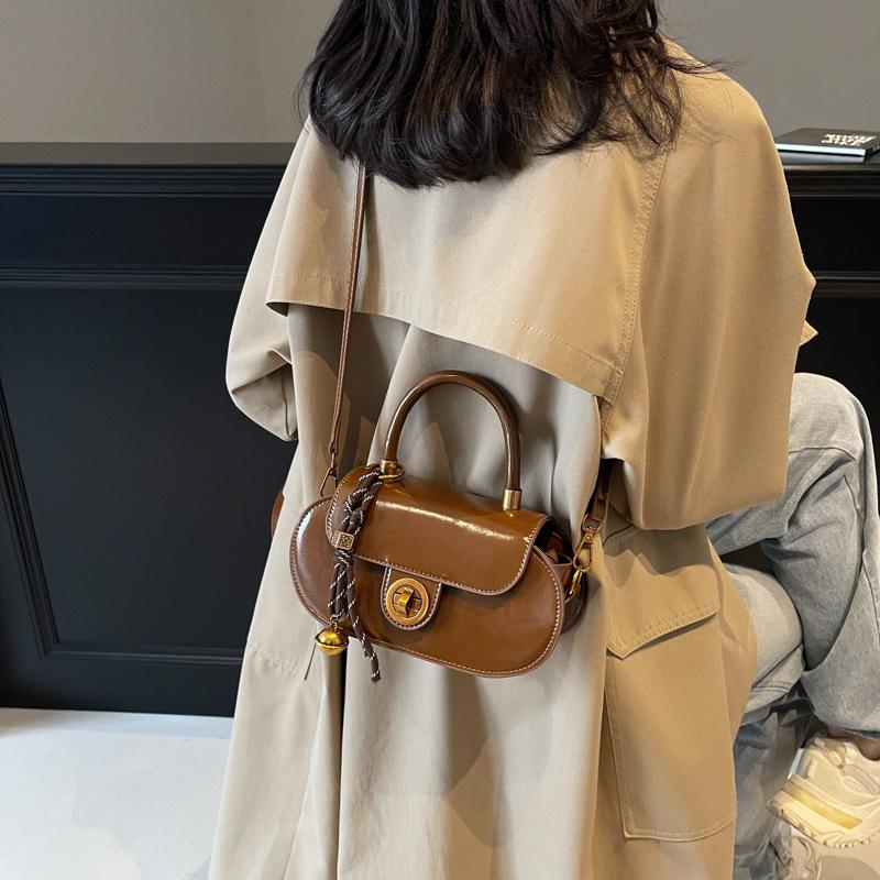 Retro high-end portable small bag women's bag 2025 new simple small square bag versatile shoulder messenger bag