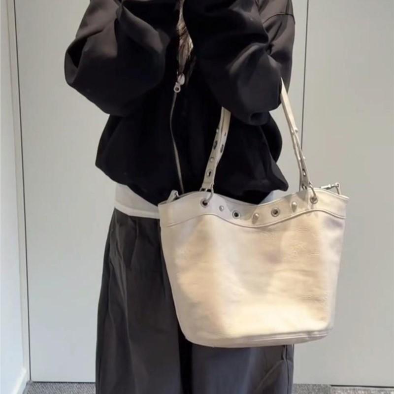 Retro Hot Girl White Rivet Tote Bag Women Punk Leather Large Capacity Shoulder Bag Ladies Fashion Commute Versatile Underarm Bag