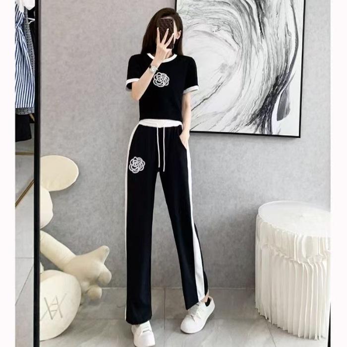 Elegant Women's Summer Casual Suit: Stylish Wide-Leg Pants Two-Piece Set for an Age-Reducing Street Style.
