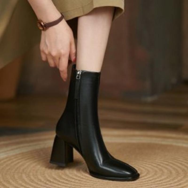 

Мода осень и зима 2024 новые универсальные ботинки телесного цвета женские толстые каблуки с боковой молнией на высоком каблуке простые повседневные квадратные короткие ботинки женские 35 чёрный