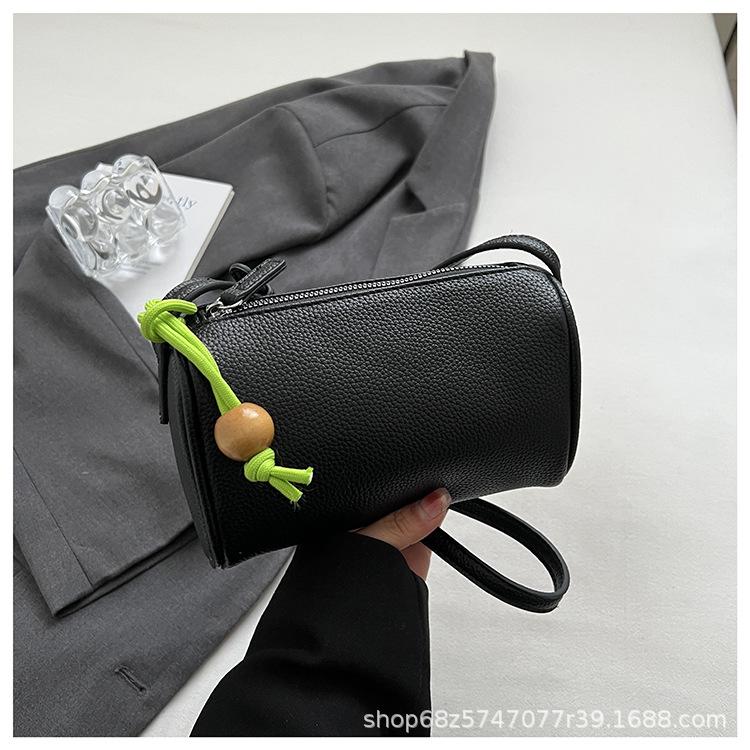 

2025 new women s bag niche design small cylinder bag women s shoulder crossbody pillow bag versatile foreign style commuter bag чёрный