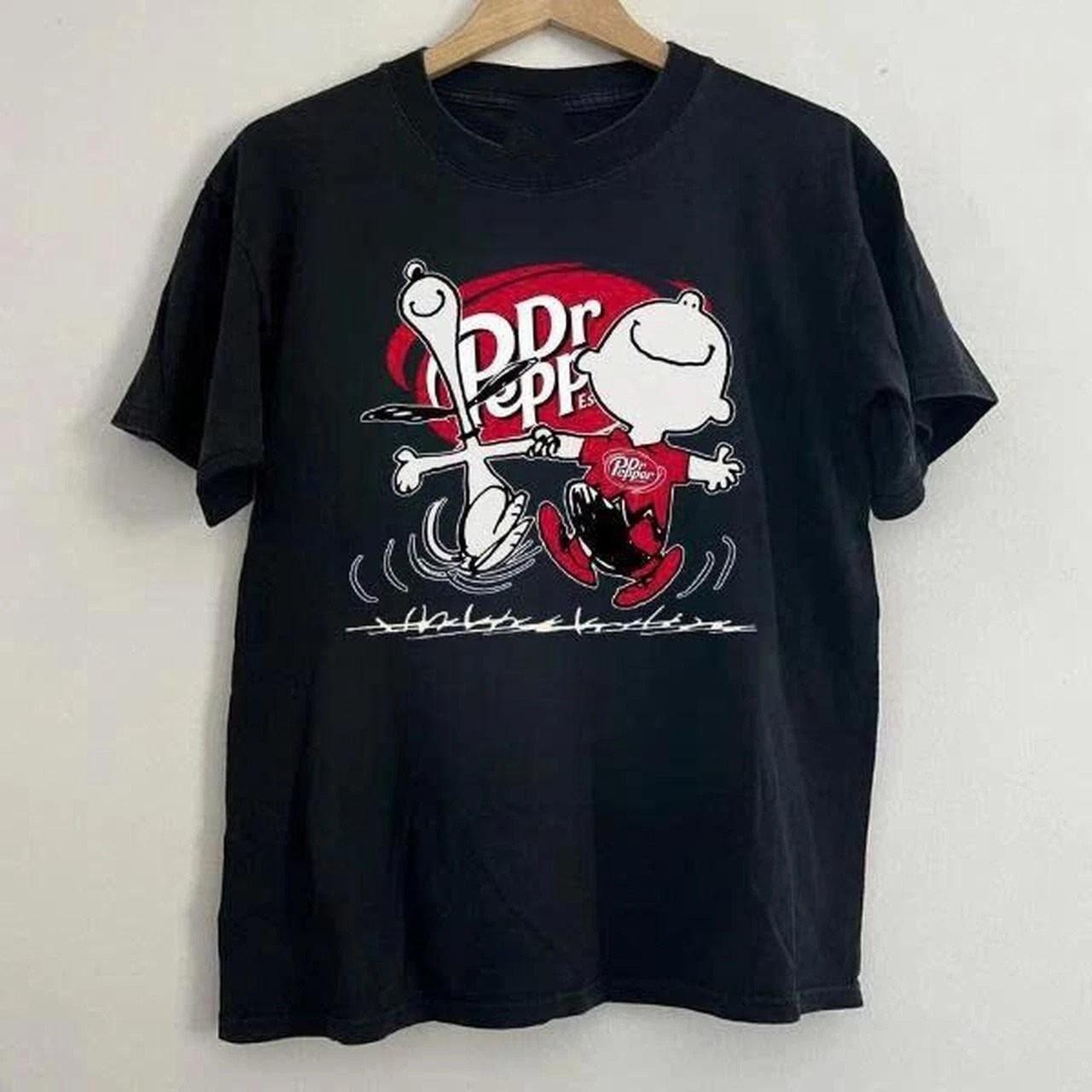 Dr Pepper x SN00PY Cartoon Funny T-Shirt S-4XL XL