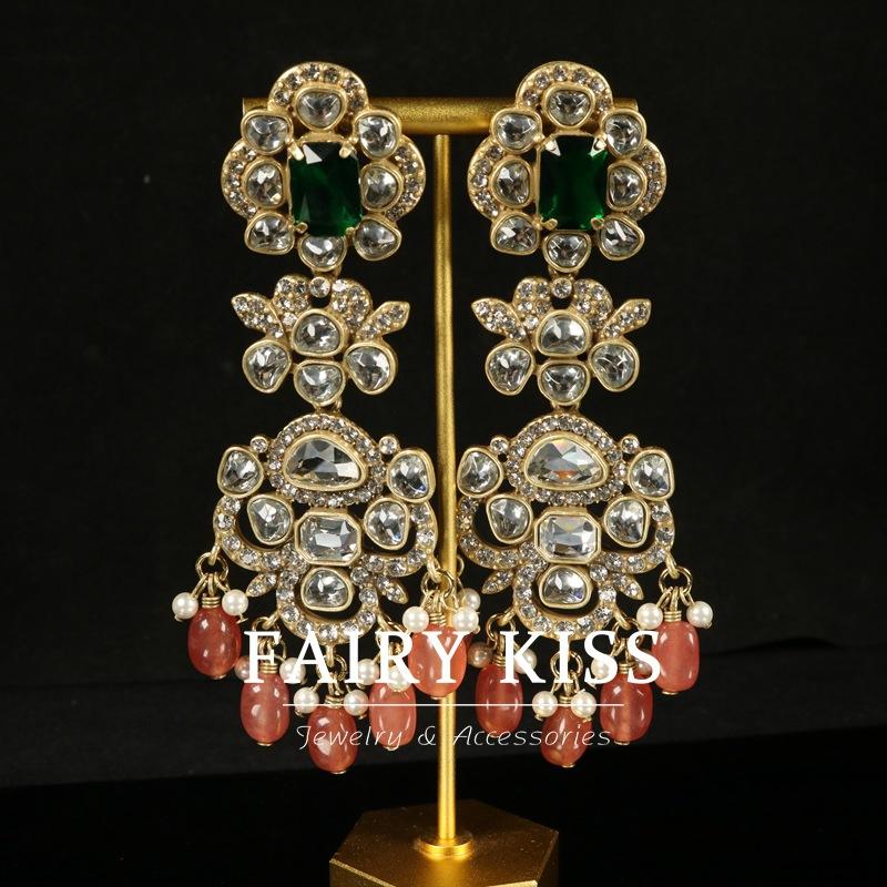 

Heavy Industry Bohemian Emerald Rhinestone Long Sweep Shoulder Earrings Atmospheric Retro Old Gold Plated Earrings