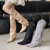 2025 Herbst und Winter neue europäische und amerikanische Gürtelschnalle spitz zulaufender Keil Temperament französisches Wildleder Mode sexy schöne Damenstiefel