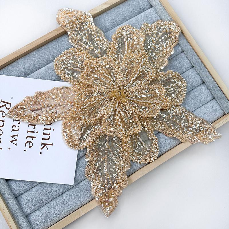 Daugiasluoksnė organza, trimatė gėlė, kristalais inkrustuota perlais su sagės aksesuarais