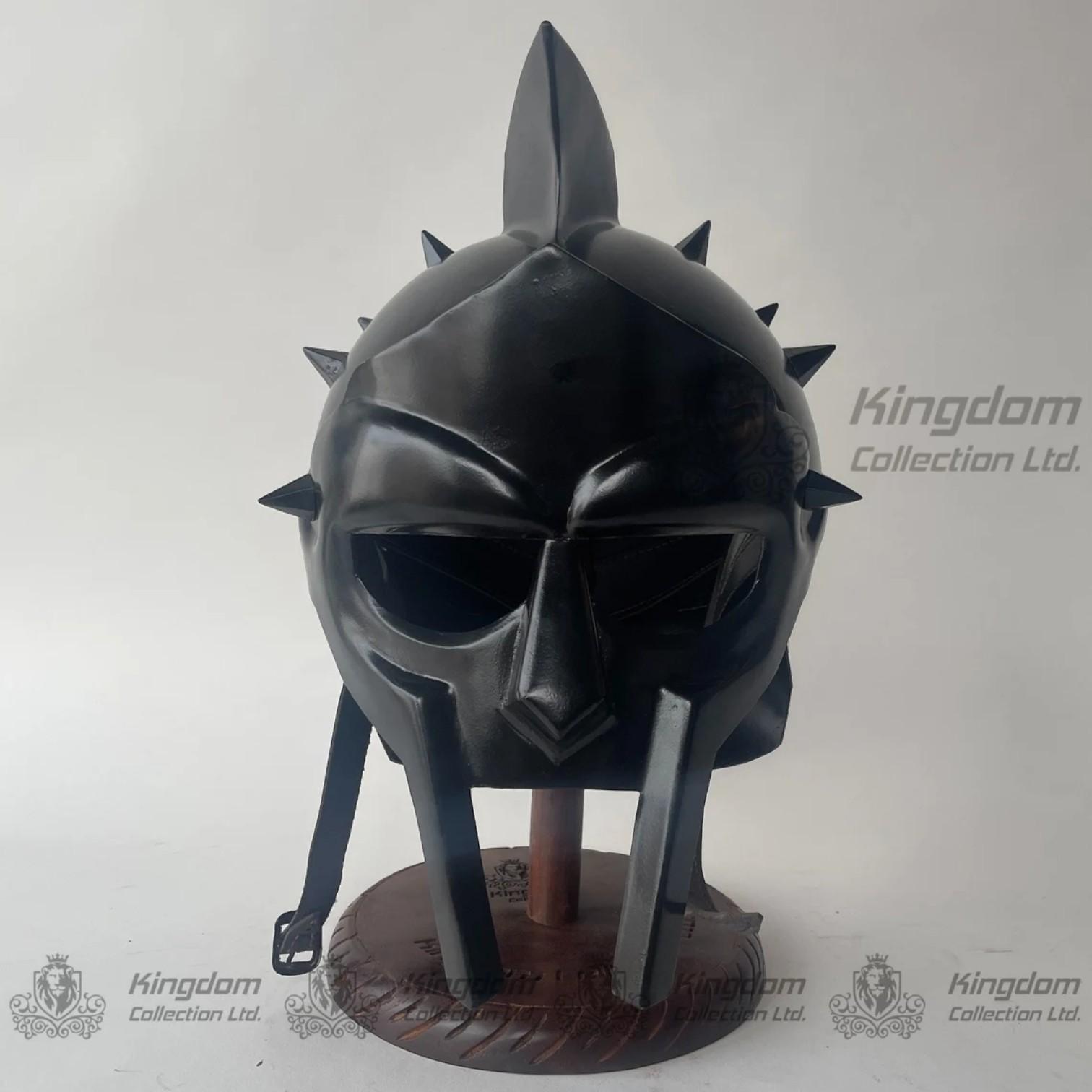 

Максимус Децимус Меридианский доспех Шлем гладиатора с деревянной подставкой Подарок для него чёрный