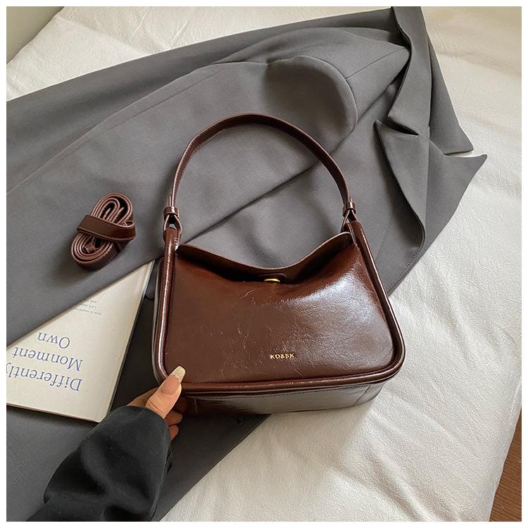 

High-value retro large-capacity bag women s 2025 autumn new fashionable small square bag commuting wide shoulder strap messenger bag