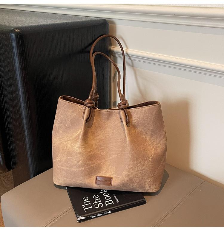 

Large-capacity bag women s summer versatile new simple pleated shoulder bag casual commuter tote bag коричневый