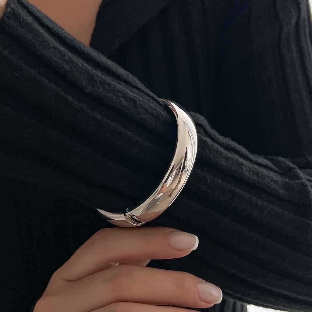 Design Sense Liquid Metal Smooth Spring Bracelet Geometric Ins Wind Texture Wide Bracelet Bracelet