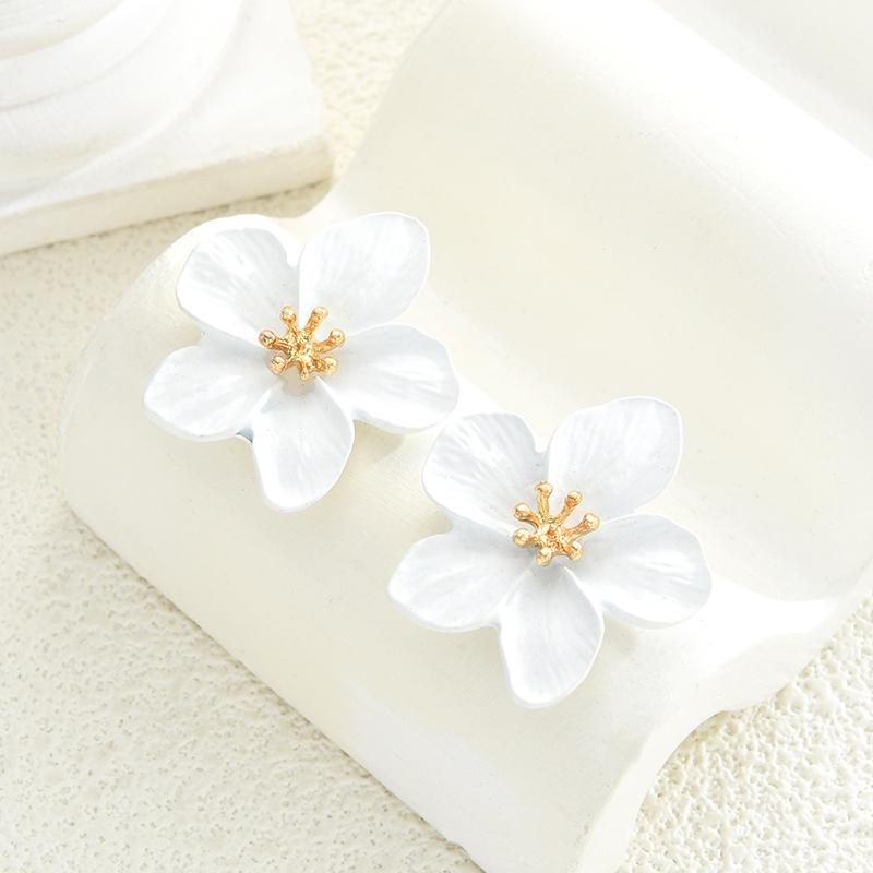 Sweet Fresh White Metal Flower Drop Earrings for Women Elegant Super Fairy Dangle Earrings Jewelry Party Jewelry Accessories