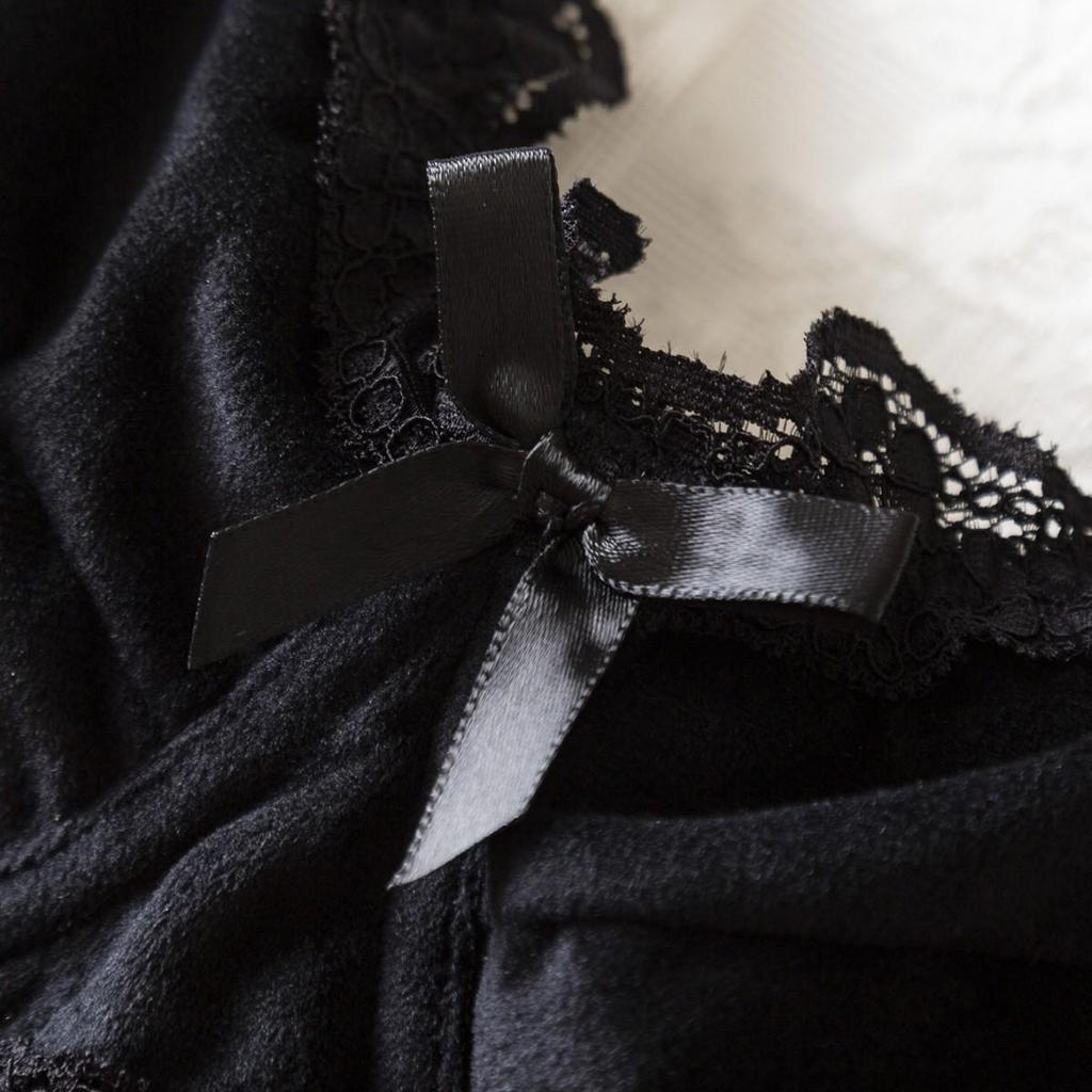 Großformatiges Schwarzes Samt- und Spitzen-Push-Up-BH mit Schnür-Höschen-Set