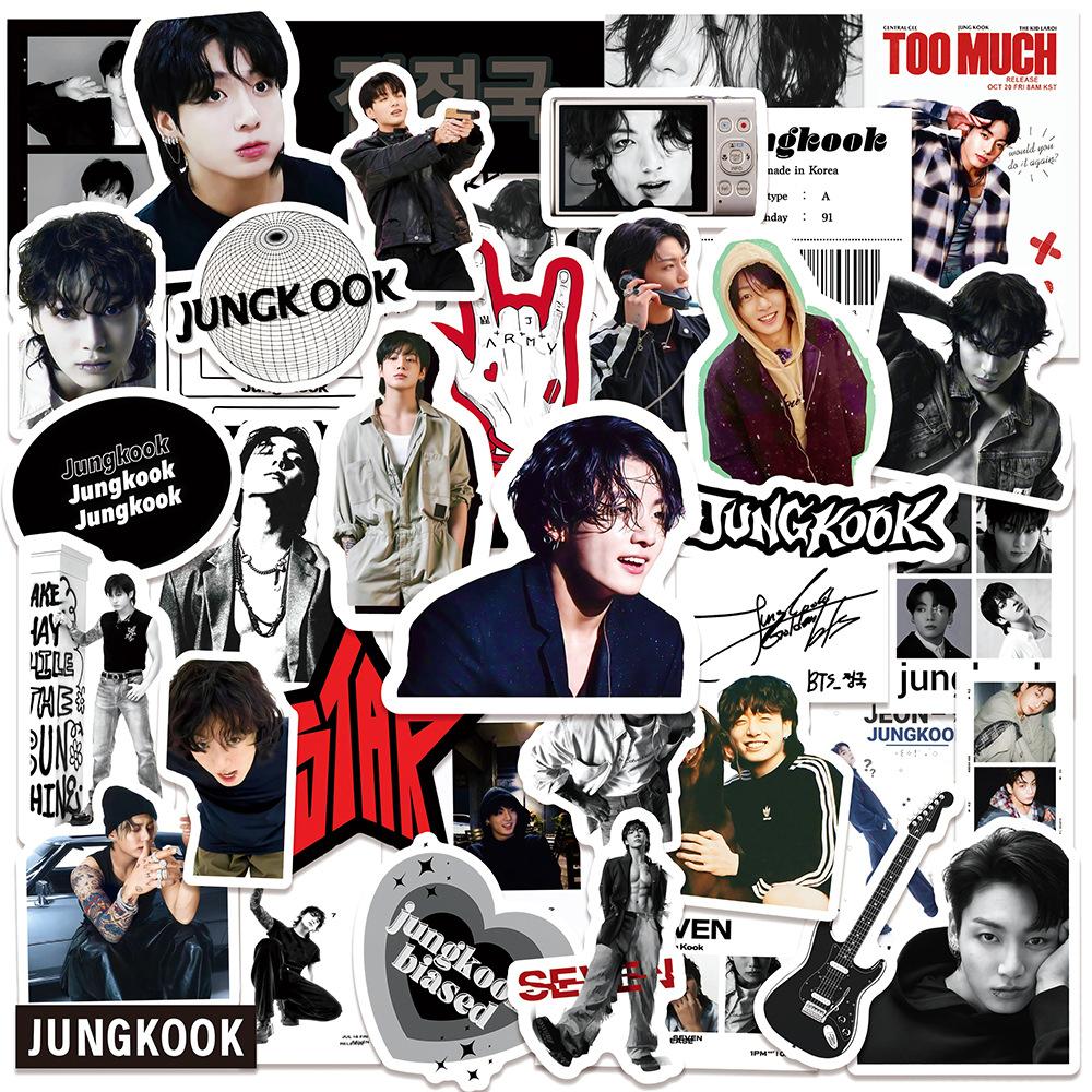 BTS Set di Adesivi Jungkook - 50pz Kpop Bangtan Boys Adesivi Fotografici per Laptop Borraccia Custodia Telefono Bagaglio Scrapbooking Regalo per Fan ARMY