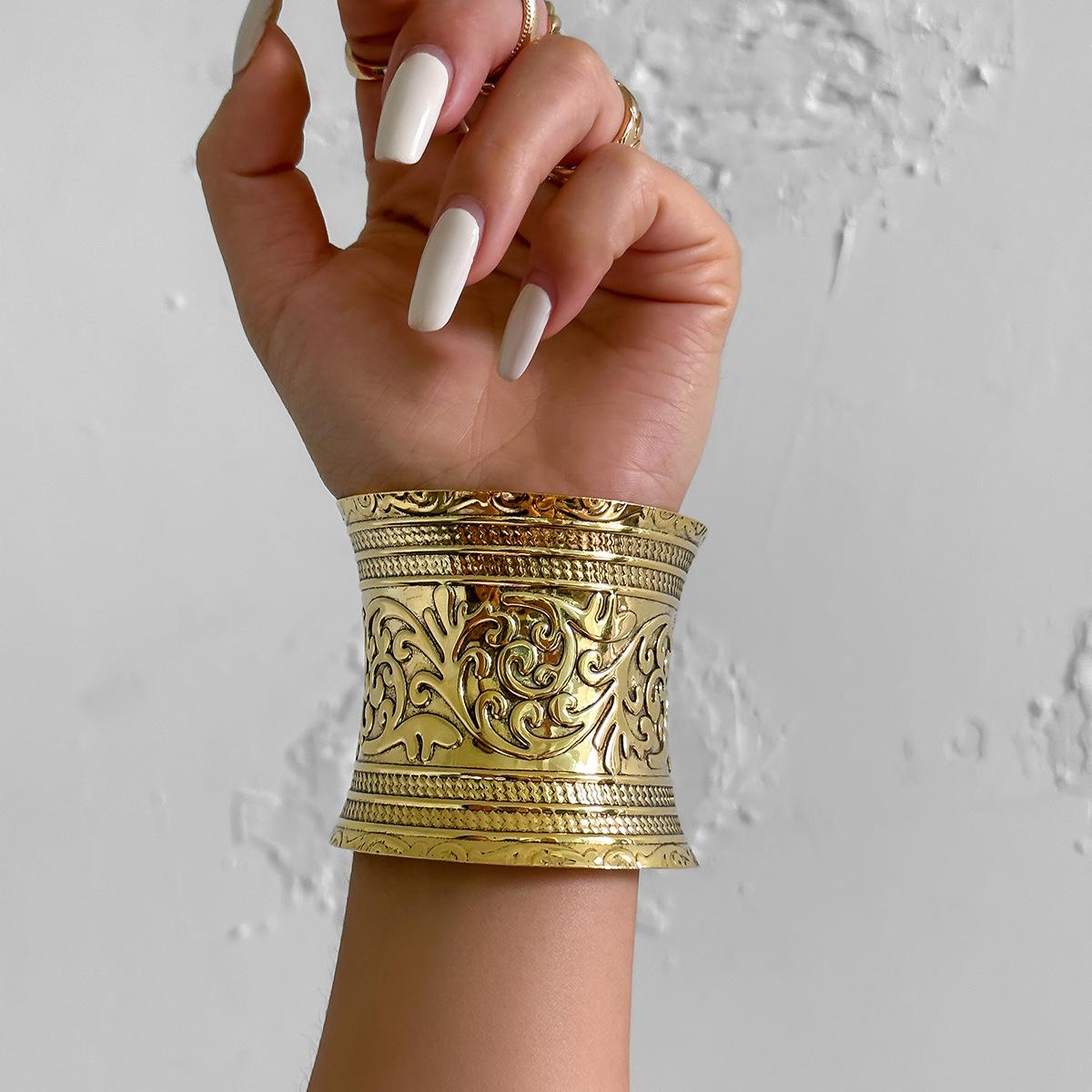 

Европейский панк большой широкий женский открывающийся регулируемый гравированный браслет, ювелирная спираль на плечо с цветочным узором