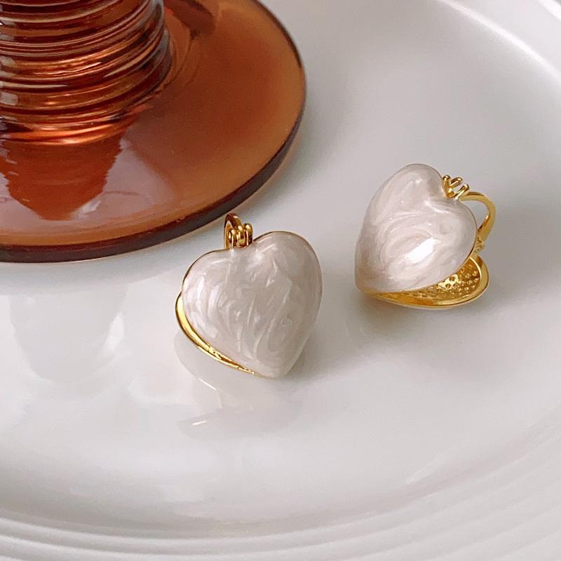 New Korean Light Luxury White Oil Dropping Love Stud Earrings For Women Fashion Elegant Metal Jewelry Gifts