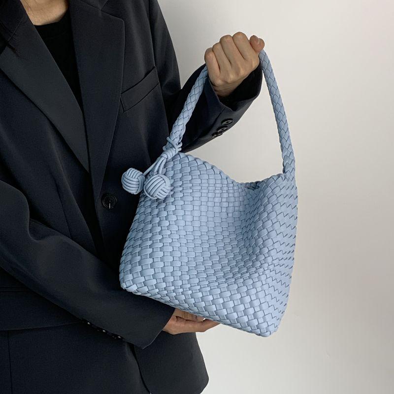 

Hand-Woven Bucket Tote Bag Large Capacity Shoulder Handbag Solid High-Grade Niche Design Vegetable Basket Bag Light blue + pendant + liner small bag