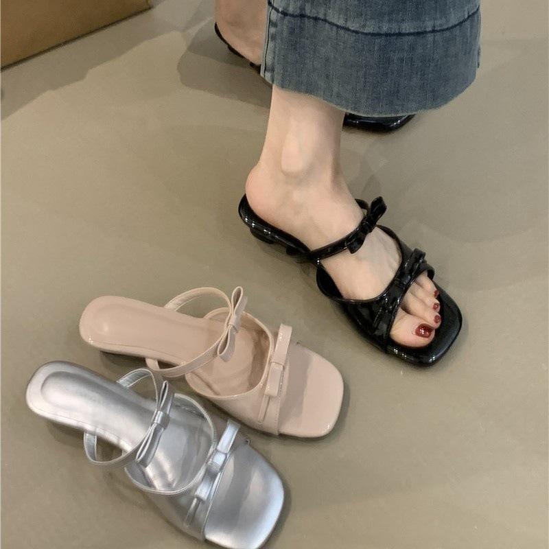 Französische süße Doppel-Schleife coole Hausschuhe Damen 2025 Sommer Temperament elegant Feenwind Keilabsatz Urlaubs-Hausschuhe