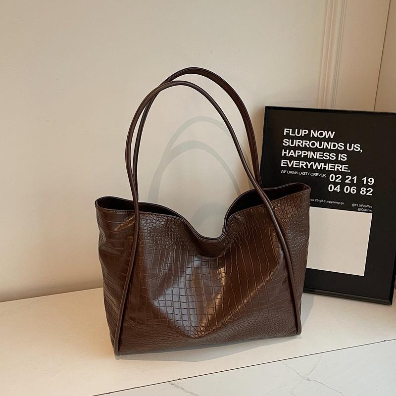 

Дорожная сумка в иностранном стиле, сумка большой вместимости, женская, новая летняя 2025 года, мягкая кожа, на плечо, сумка-тоут, для поездок, сумка высокой ценности темный кофе