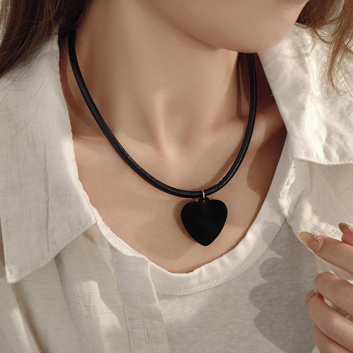 Personalized Flocking Love Pendant Necklace, Light Luxury Retro High-End Sense Elegant Fashion Simple Necklace