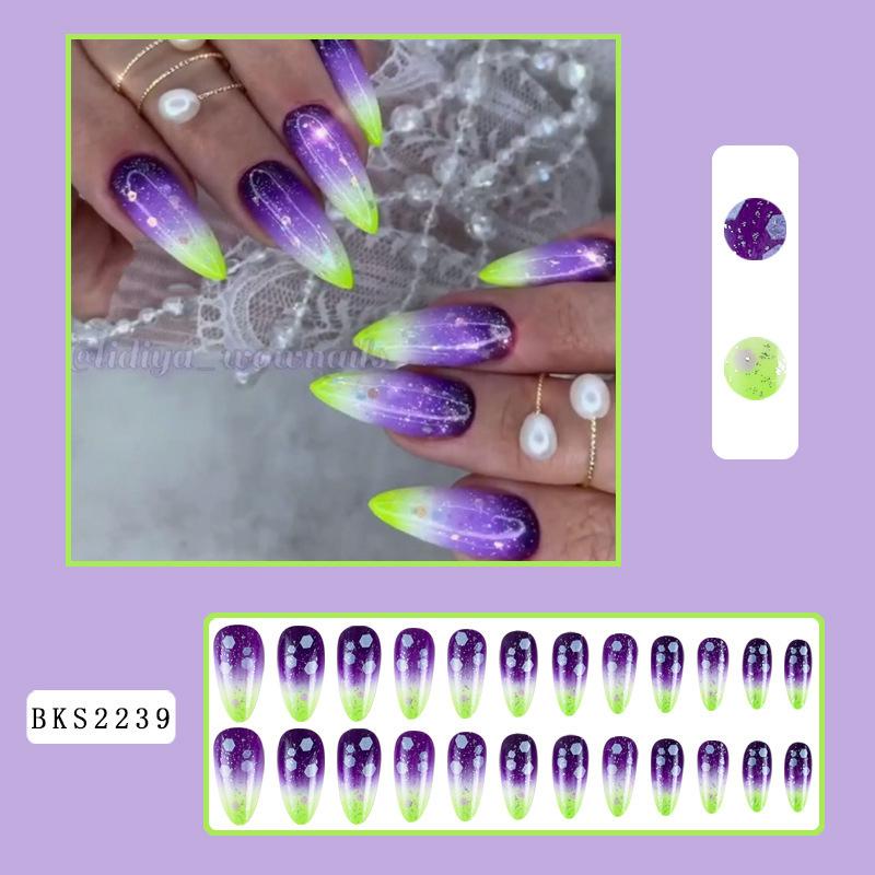 Purtând unghii lungi, fată picant, unghii false, stil Instagram, purtând plăci de unghii, produse finite